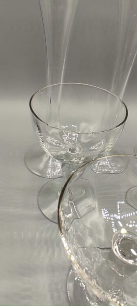 Service de verre à pieds en cristal.

Il...