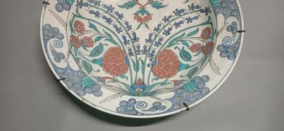 IZNIK, dans le style de

Important plat en...