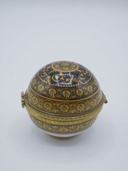 Boîte montre façon bobonnière en porcelaine...