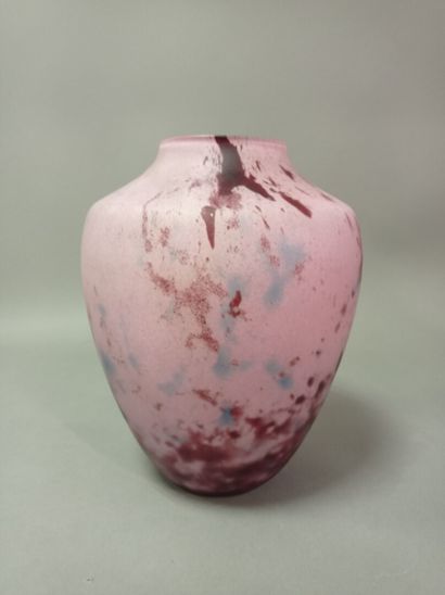 1 vase en verre marmorén rose, vers 1920.

H:...