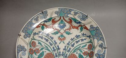 IZNIK, dans le style de

Important plat en...