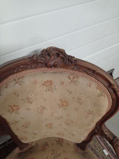 Paire de fauteuils cabriolet en bois naturel.

Dossier...