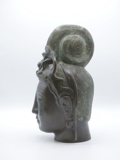 Curieuse tête de divinité en bronze patiné.

Pose...