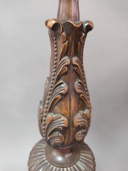 Pique-cierge monté en lampe en bois tourné...