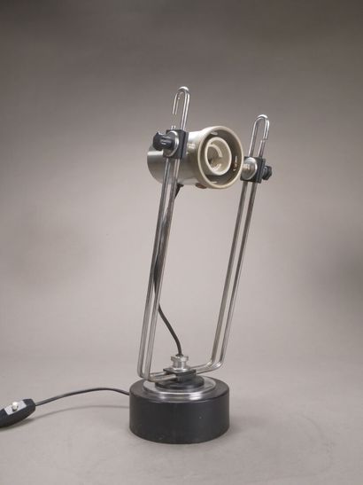 Réunion de trois lampes de bureau comprenant:

-...