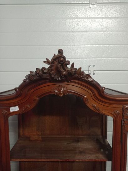 Petite vitrine en bois naturel.

Corniche...