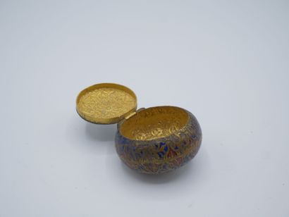 Petit pilulier en métal doré à décor d'émaux...