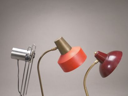 Réunion de trois lampes de bureau comprenant:

-...