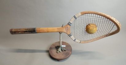 Trophée de tennis constitué d'une raquette...