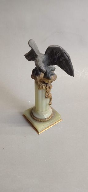 Porte-montre en bronze à double patine brune...