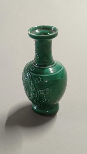 CHINE.

Petit vase en céramique verte.

Décor...