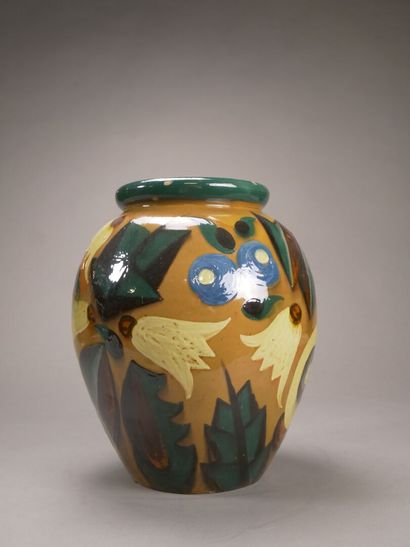 Vase en terre cuite émaillée à décor de fleurs...