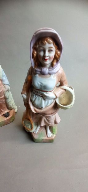 Paire de bouteilles en porcelaine figurant...