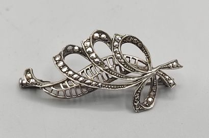 Broche en argent second titre formant un...