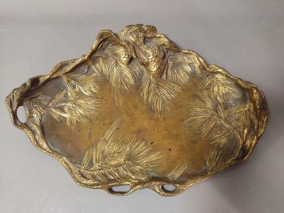 A MARIONNET

Coupe en bronze à décor de pomme...