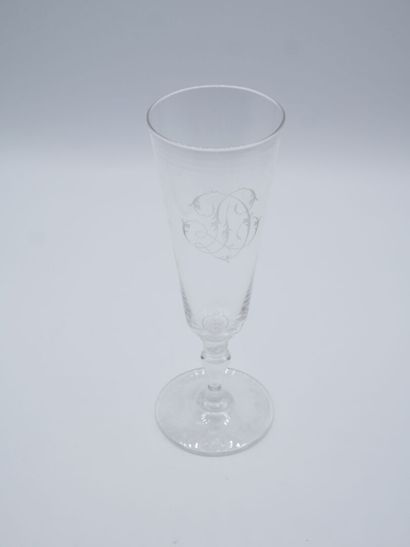 21 flutes en cristal monogrammées 