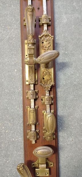 Crémones en bronze ciselé.

Sur un socle...
