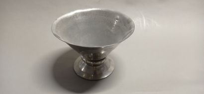 Coupe en étain martelé à décor au centre...