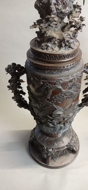 JAPON.

Paire de vases couverts en métal...