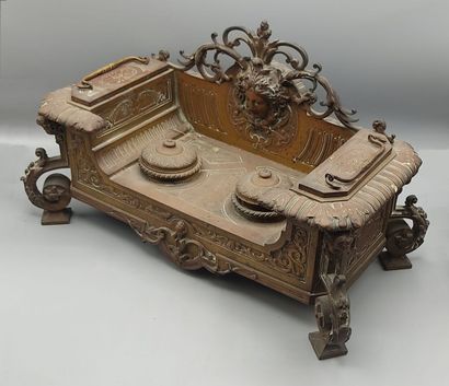 Encrier en bronze patiné à décor d'une tête...