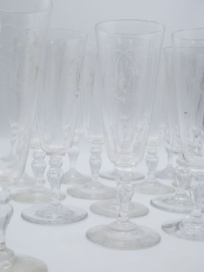 21 flutes en cristal monogrammées 