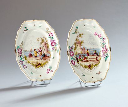 Paire de plats en faience à décor en plein...