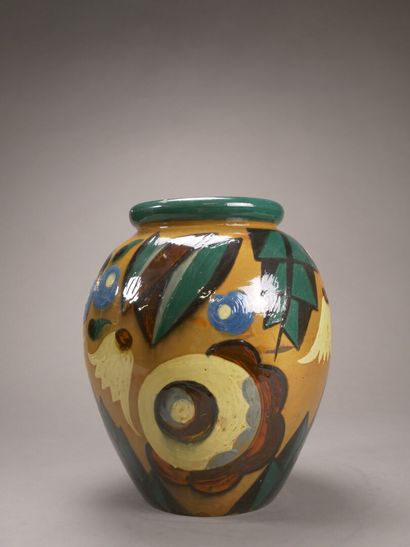Vase en terre cuite émaillée à décor de fleurs...