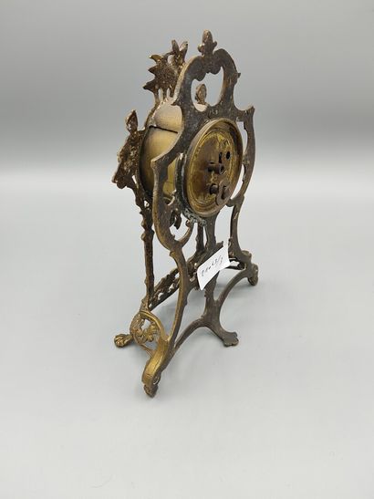 Deux petites pendulettes en laiton et métal...