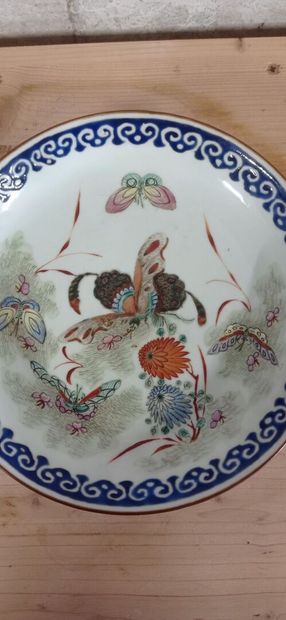 Coupelle en porcelaine polychrome à décor...