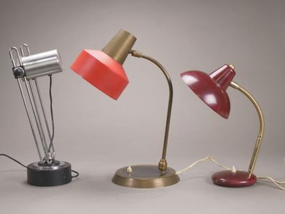 Réunion de trois lampes de bureau comprenant:

-...