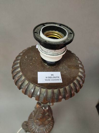 Pique-cierge monté en lampe en bois tourné...