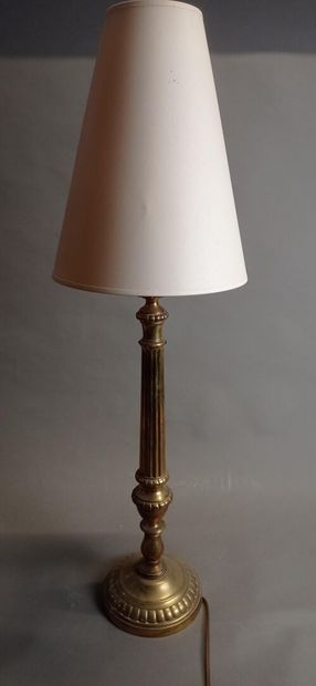 Important chandelier en bronze doré monté...