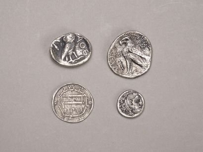 
Lot de quatre reproductions de pièces de...