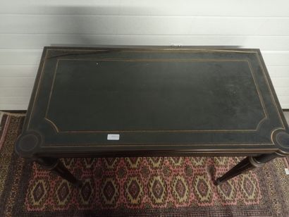 Table à jeu en bois noirci.

Plateau en portefeuille.

Epoque...