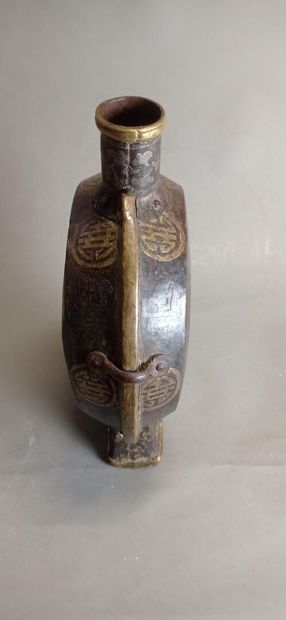 CHINE.

Curieuse gourde en métal patiné et...
