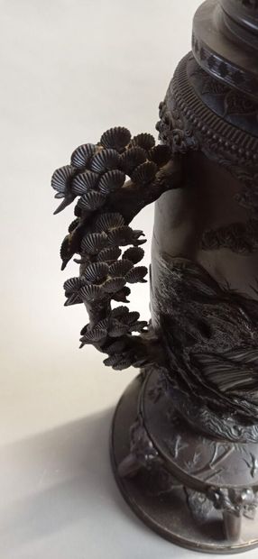 JAPON.

Paire de vases couverts en métal...