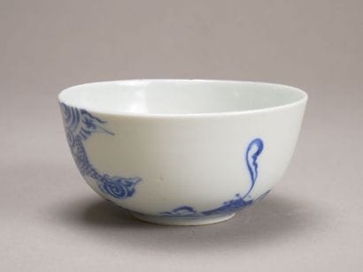 CHINE

Bol en porcelaine à décor de dragons.

Marque...