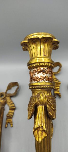 Suite de trois appliques en bronze doré et...