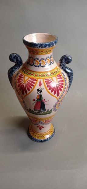 Henriot QUIMPER.

Paire de vases en faïence...