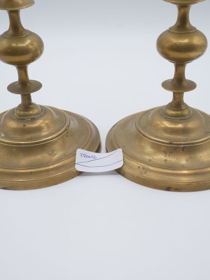 Paire de chandeliers en laiton, fût balustre....