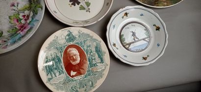 Réunion de cinq assiettes en faïence et/ou...