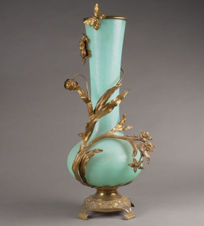 Important vase balustre en verre givré vert.

Monture...
