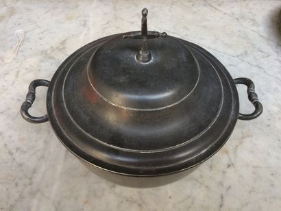 Bouillon couvert en étain surmonté d'une...