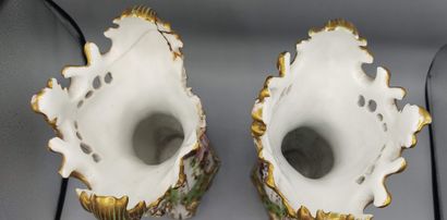 Paire de vases de forme évasée en porcelaine...