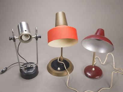 Réunion de trois lampes de bureau comprenant:

-...