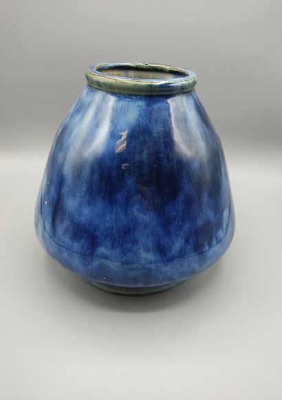 Desvres

Vase piriforme en grès émaillé bleu.

Cachet...