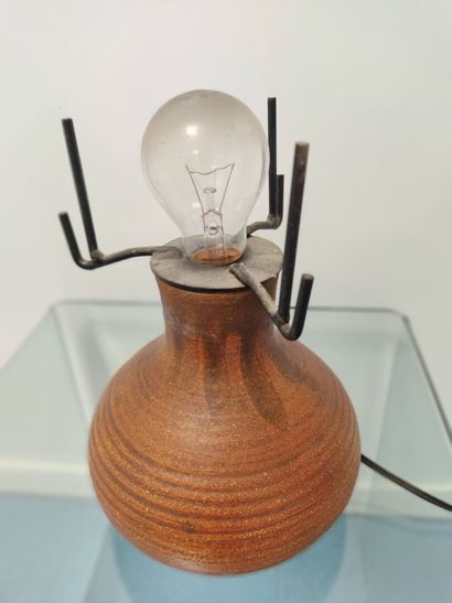 ACCOLAY.

Lampe en céramique brune. Abat...