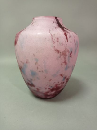 1 vase en verre marmorén rose, vers 1920.

H:...