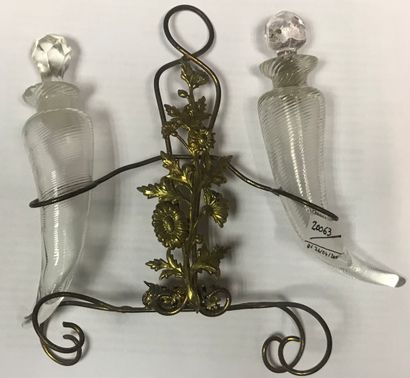 Trois flacons de parfums dont un en cristal...