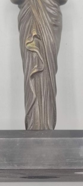 Sujet en bronze représentant une Égyptienne.

Socle...
